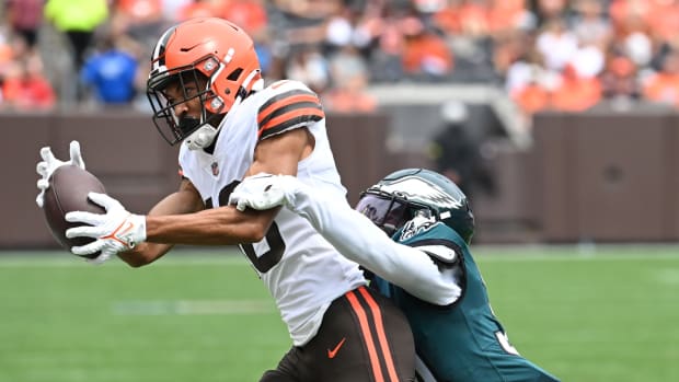 Aug 21, 2022; Cleveland, Ohio, USA; Cleveland Browns wide receiver Anthony Schwartz (10) catches a pass as Philadelphia Eagles cornerback Kary Vincent Jr. (34) defends during the first half at FirstEnergy Stadium. Mandatory Credit: Ken Blaze-USA TODAY Sports